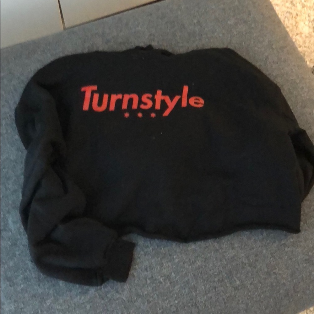 Cropped turnstyle sweatshirt worn once